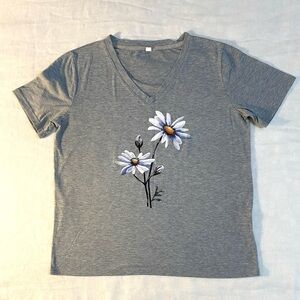 New Hand-printed V-Neck Daisy Graphic Tee Is Perfect for Spring and Summer
